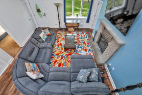 Cozy Poconos Retreat with Hot Tub & Screened Porch
